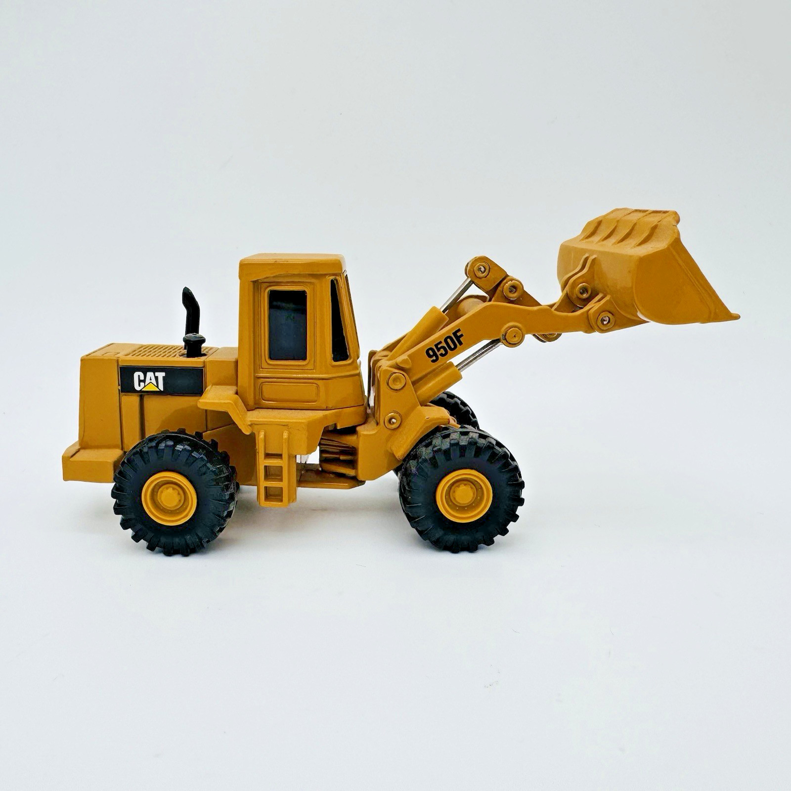 Ertl Caterpillar 950F Front-end Loader Die Cast Construction Vehicle 1:64 Scale