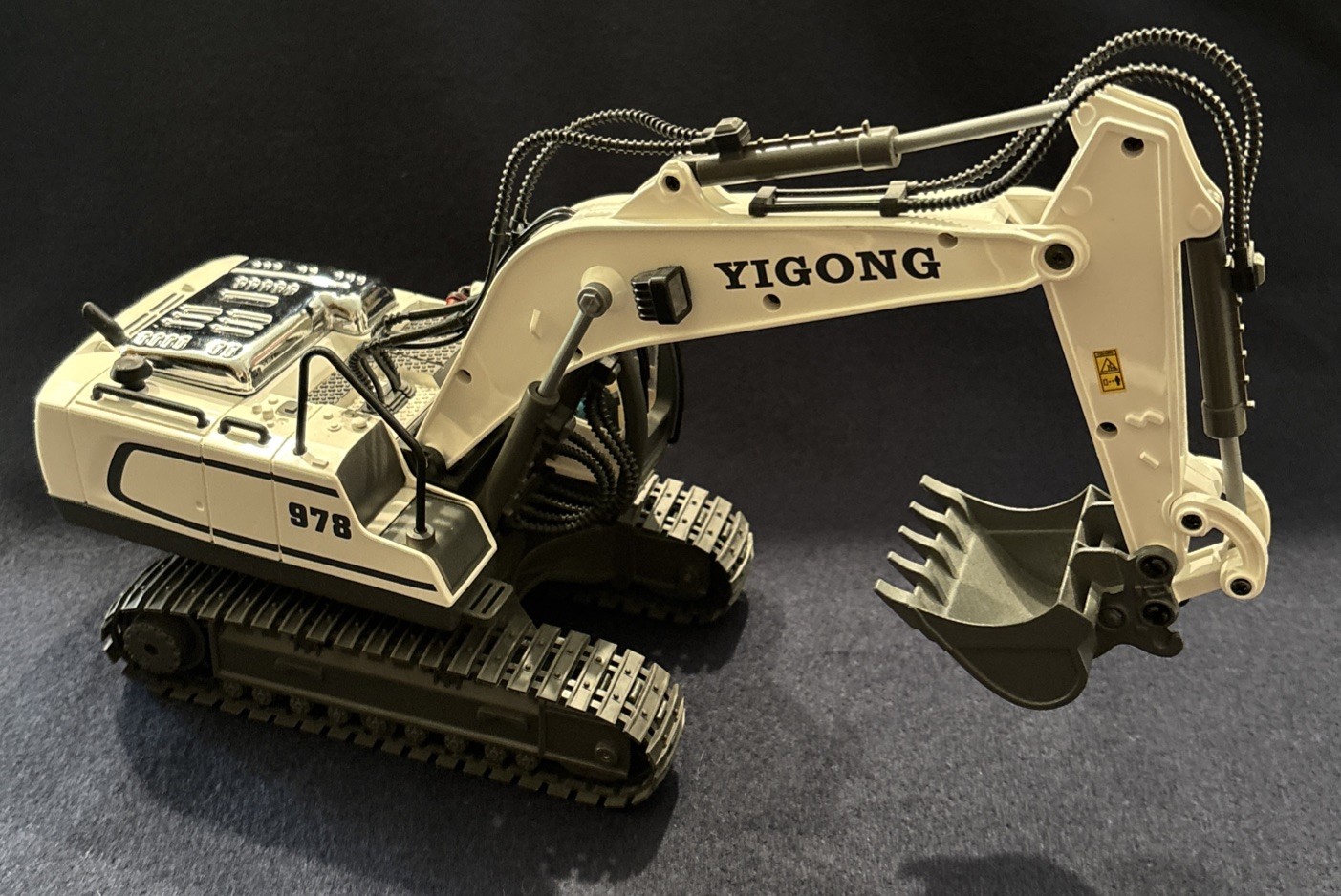 YIGONG 978 RC Excavator White TRUCK ONLY Very Good Condition!