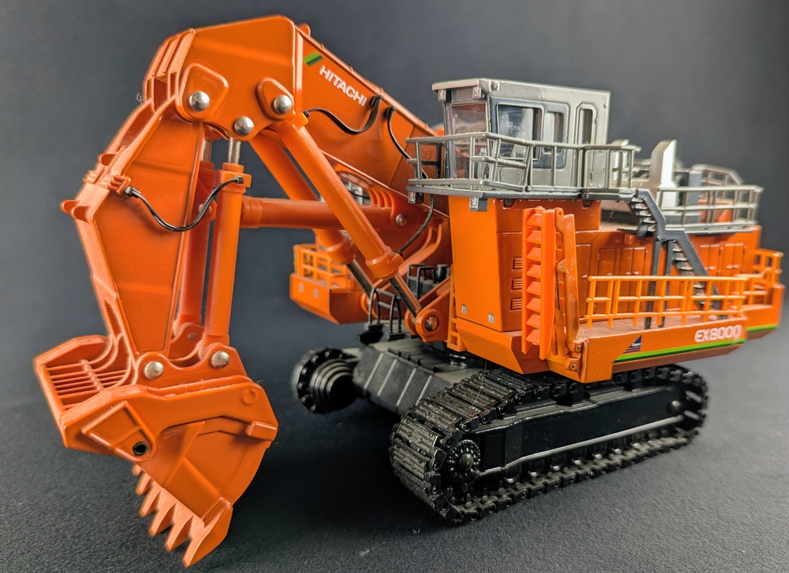 Hitachi Hydraulic Excavator EX8000-6 1:87 Scale CIB SEE DESC