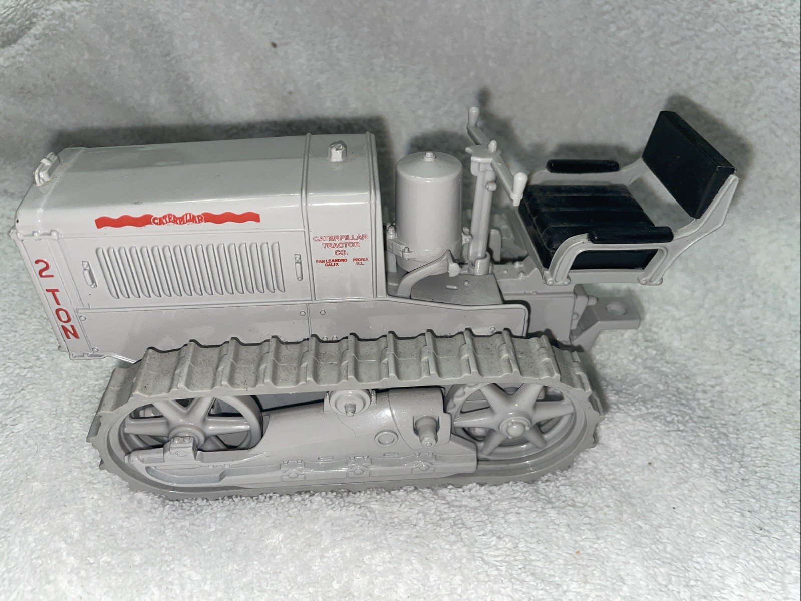 CAT CATERPILLAR 2-TON TRACK TYPE TRACTOR 1/16 SCALE ERTL #2438 GRAY