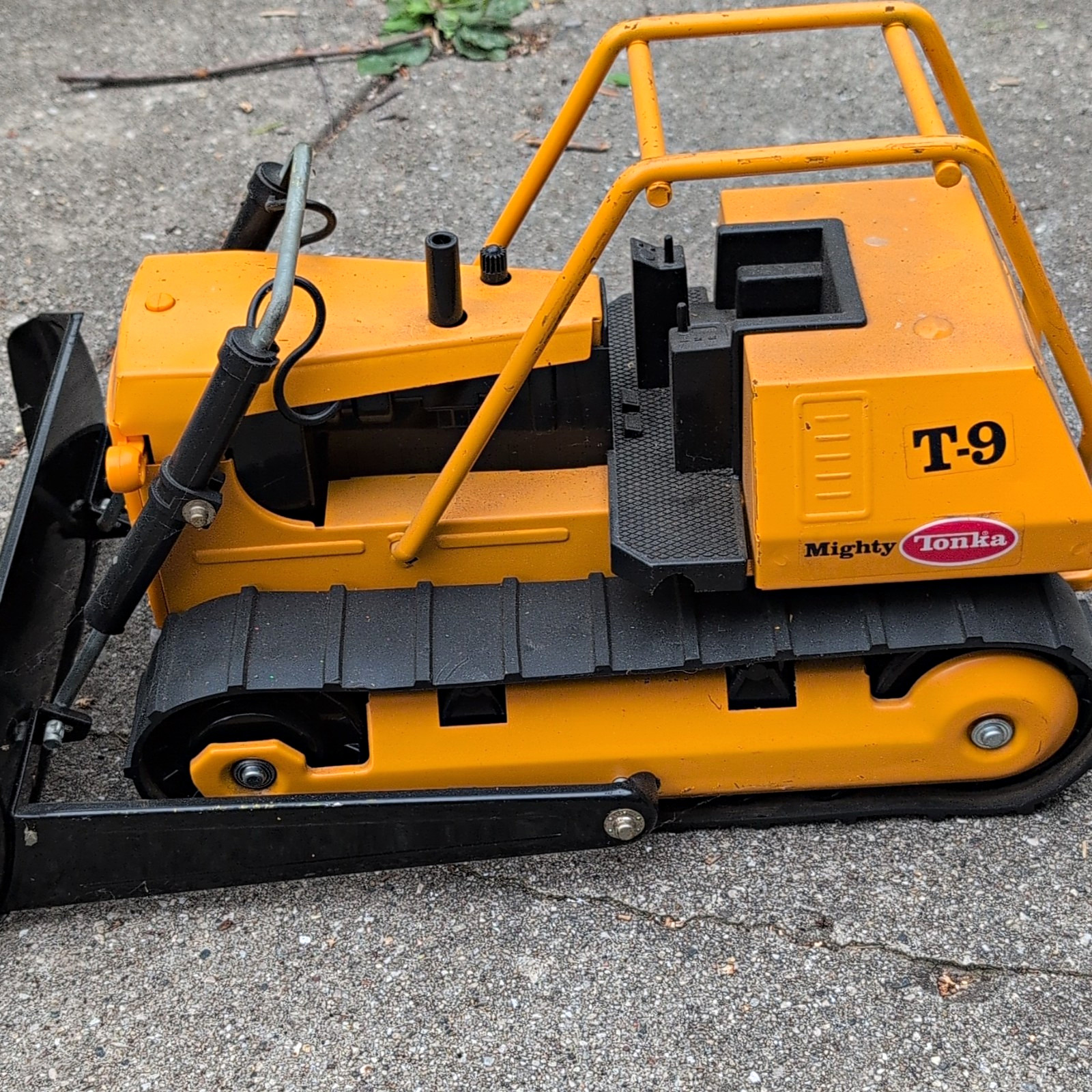 Tonka Mighty Tonka T-9 Tracked Dozer Bulldozer Construction Toy Yellow/Black