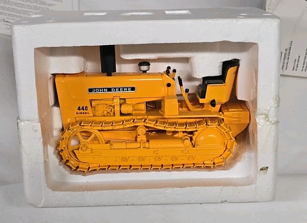 John Deere 440 Crawler 1/16 2005 Toy Truck’n Construction Show 2005 #16134-1HC