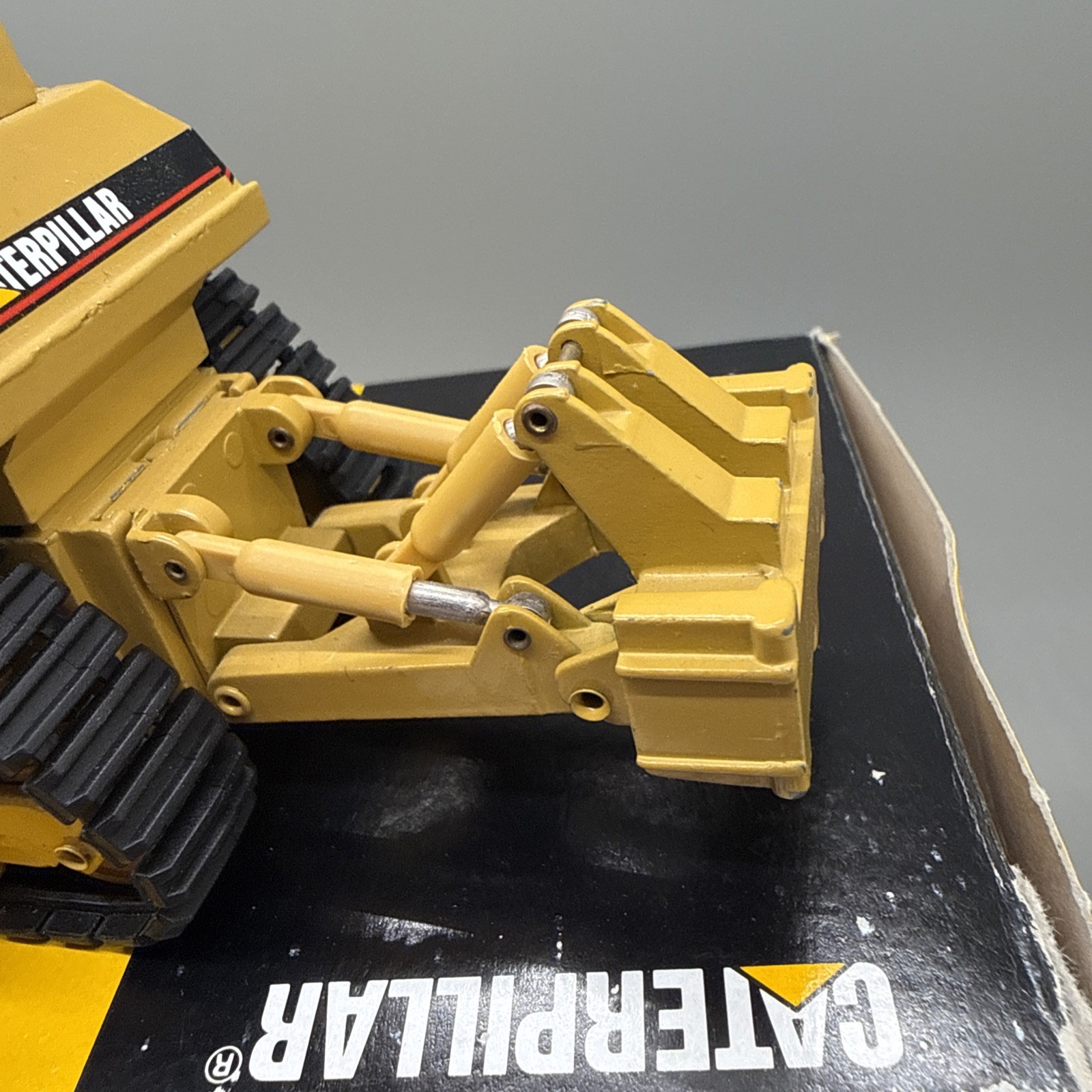 VINTAGE SUPERMINI ARPA CATERPILLAR D8N BULLDOZER W/ RIPPER IN BOX