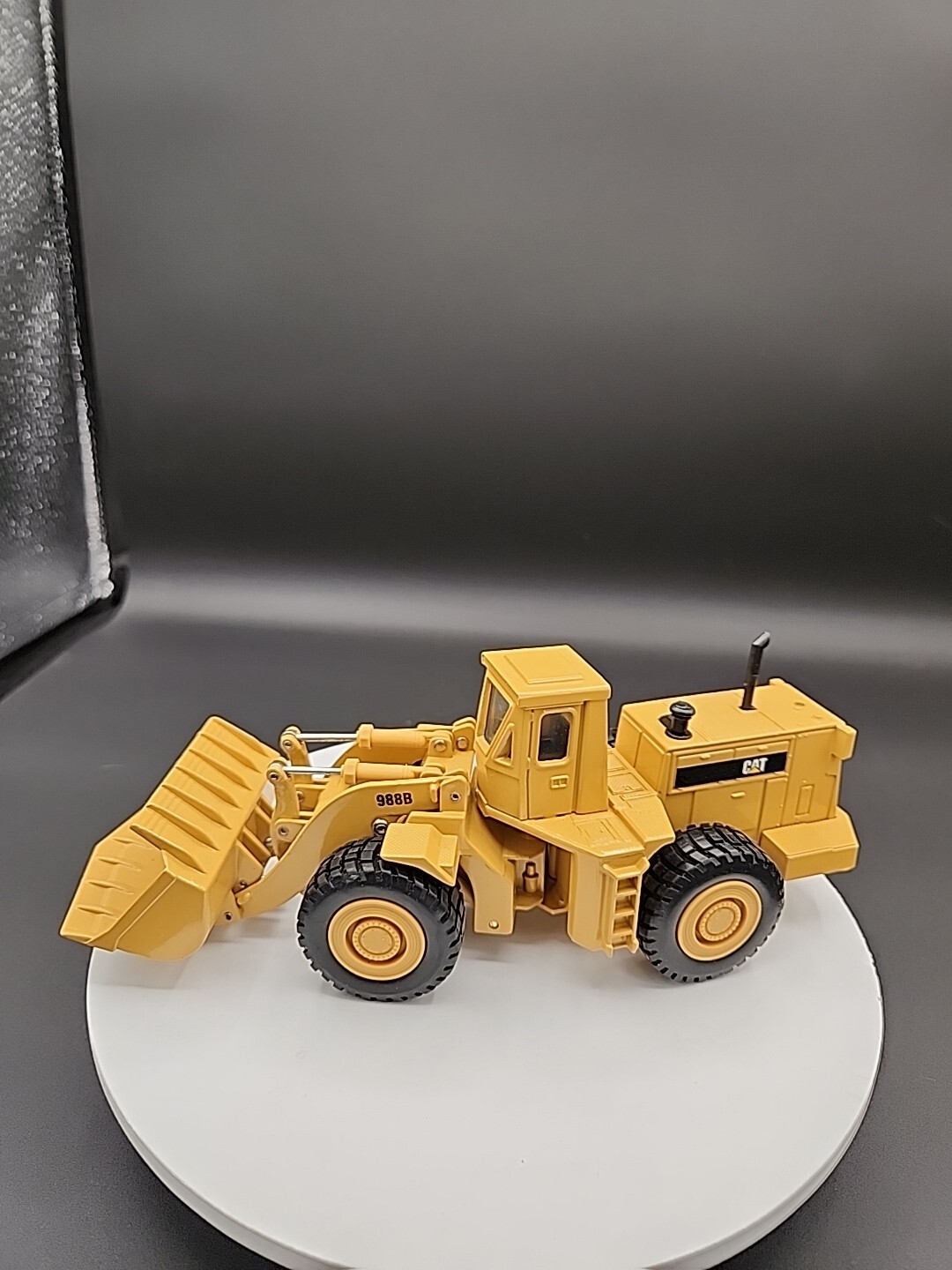 ERTL CAT 988B Wheel Loader Bull Dozer Die Cast Front End Loader