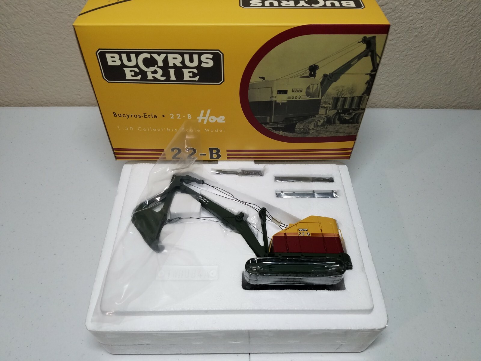 Bucyrus-Erie 22-B Cable Hoe with Metal Tracks – EMD 1:50 Scale Model #T002 New