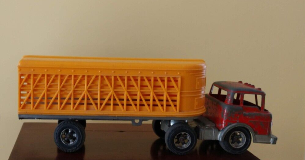 Vintage 1965 Hubley Livestock Cattle Trailer Truck