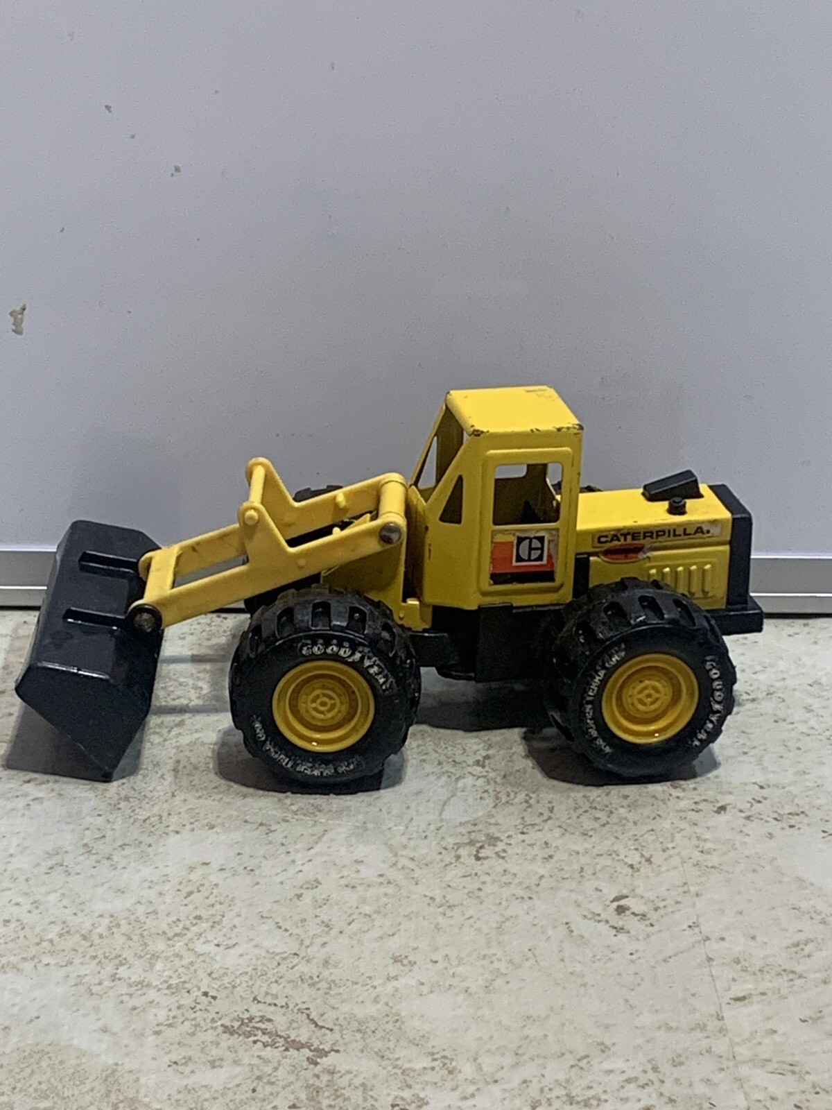 Vintage 1986 Caterpillar Front Loader Bucket Yellow and Black Tractor Truck