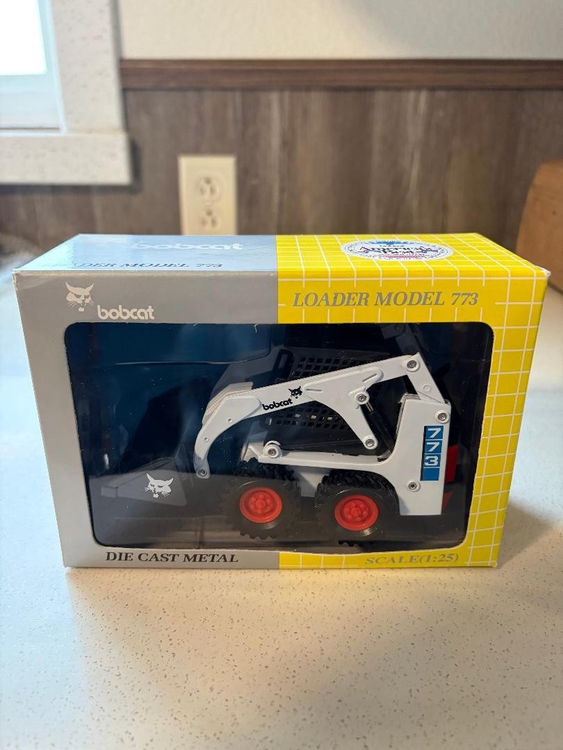 Bobcat 773 Skid-Steer Loader – Clover 1:25 Scale Diecast Model #6724381 New