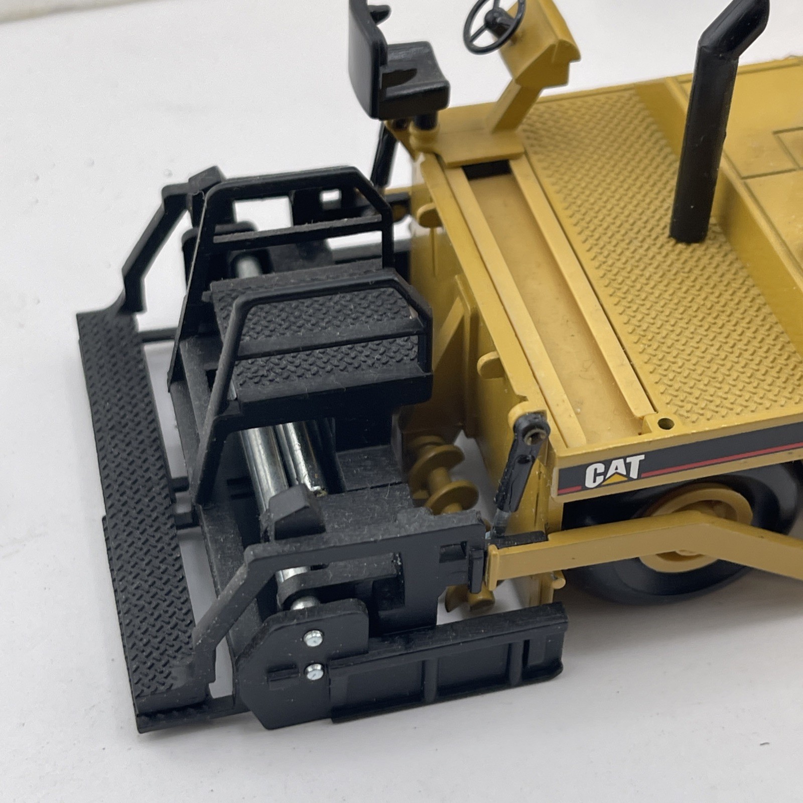 Caterpillar Cat AP-1000B Asphalt Paver – NZG 1:50 Scale Diecast Model #479.1 New