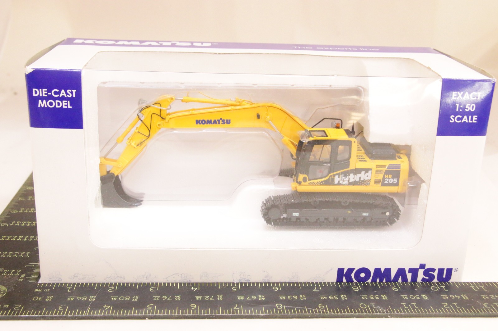 Komatsu HB205 Hybrid Track Digger UH-8080U Universal Hobbies 1:50 NEW Old Stock