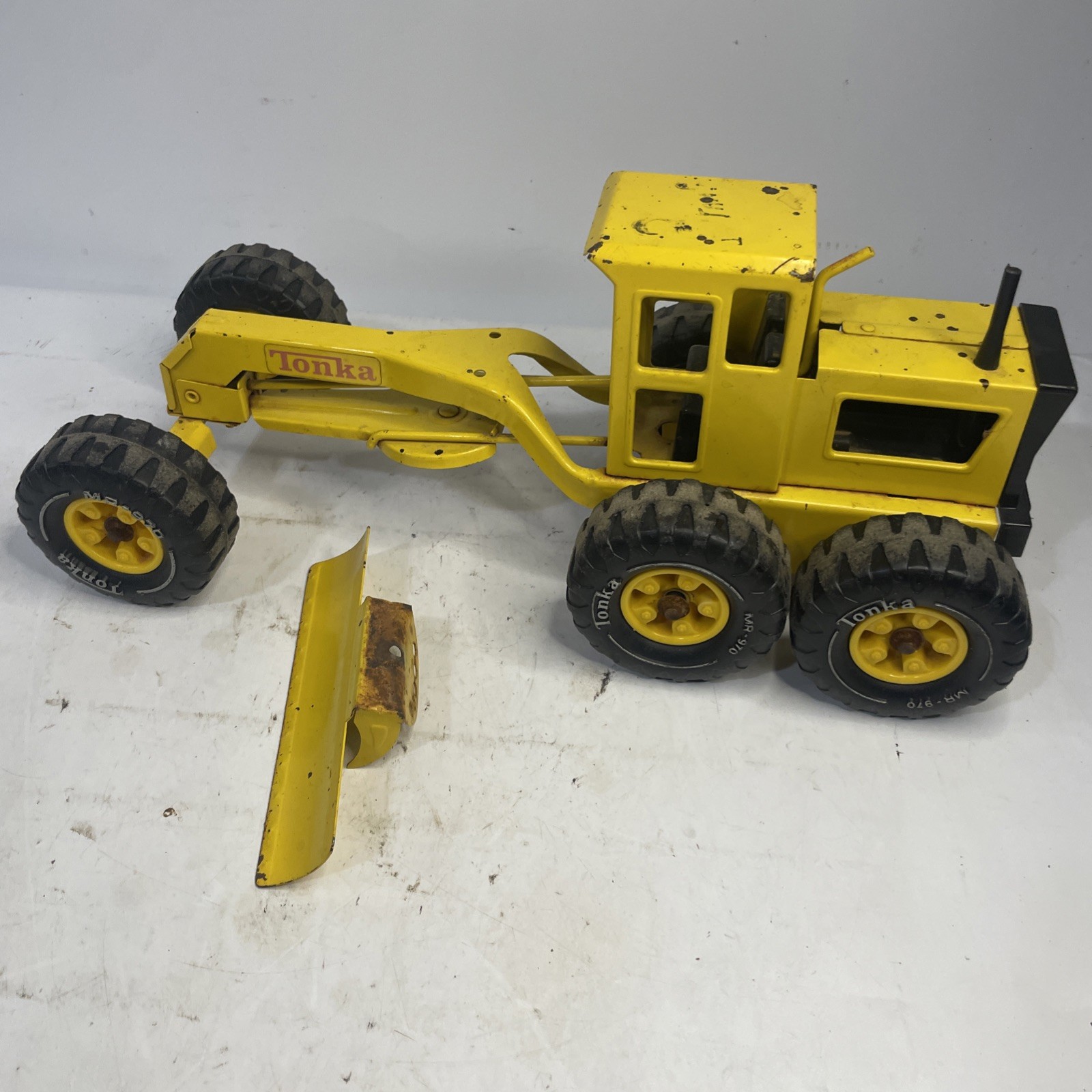 Vintage Pressed Metal Yellow Tonka Road Grader MR-970 18″ 70’s DETACHED BLADE