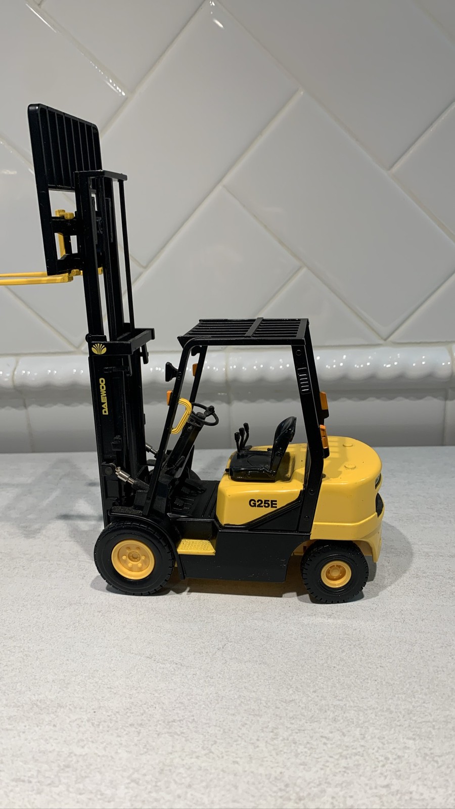 Daewoo G25E Forklift 1/20 Scale Diecast Model Yellow