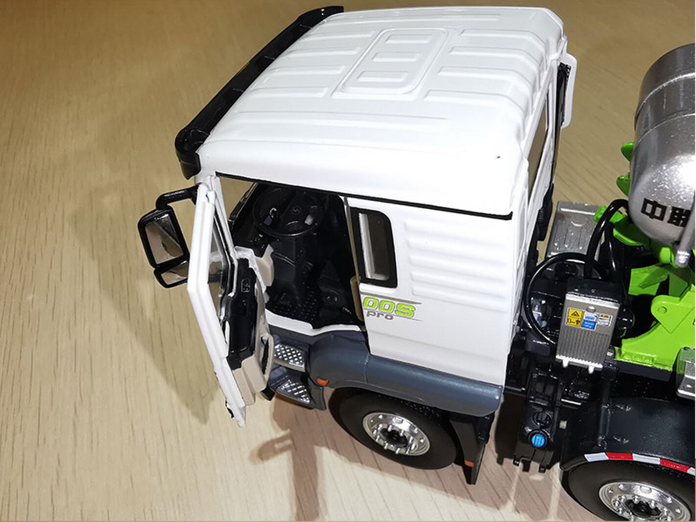 1/38 Scale Zoomlion SHACMAN M3000S 8X4 Concrete Mixer Truck Diecast Car Model