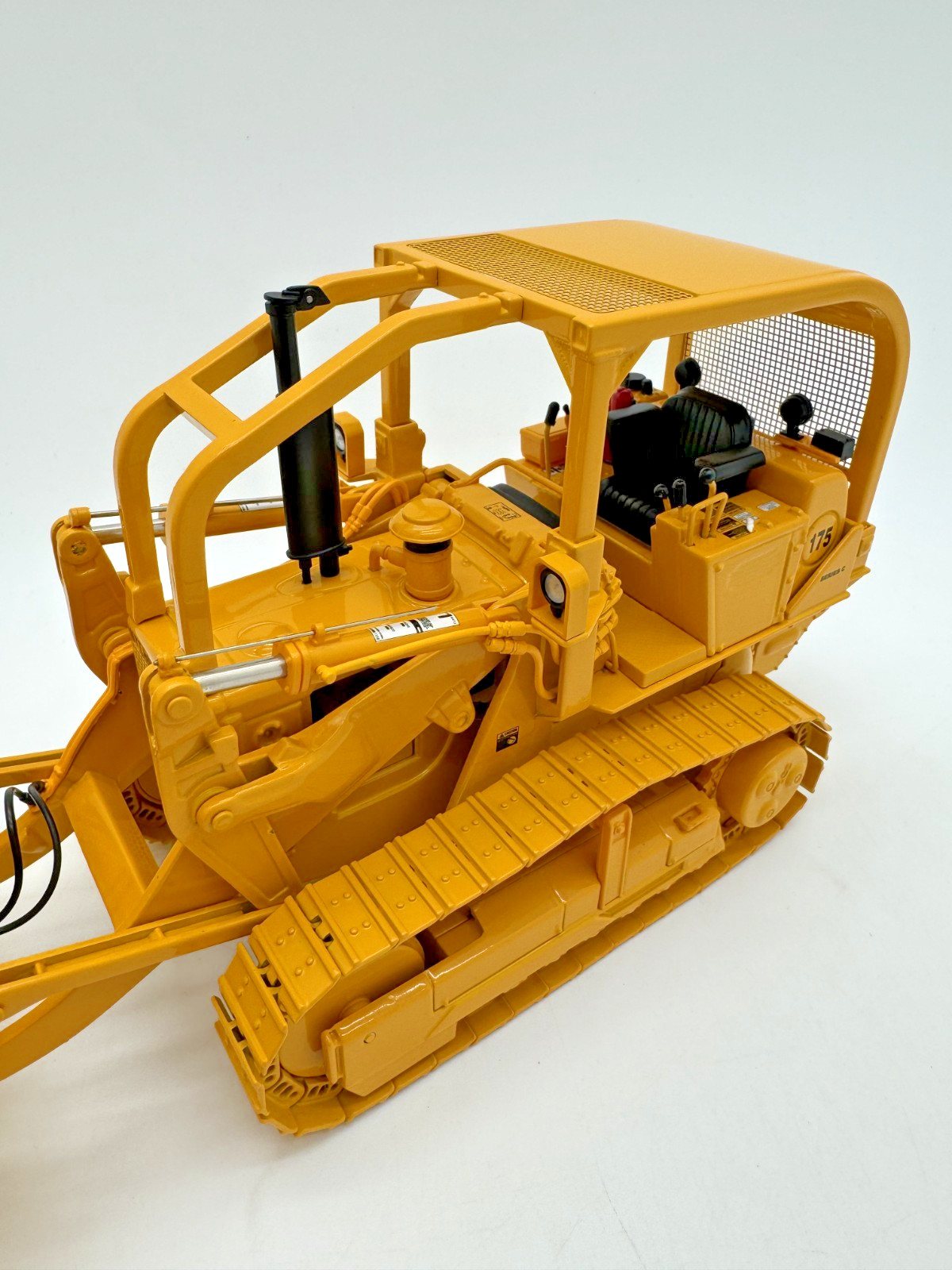 Construction Pioneers International Harvester 9.5” 175 Crawler/Dozer 1:25 Scale