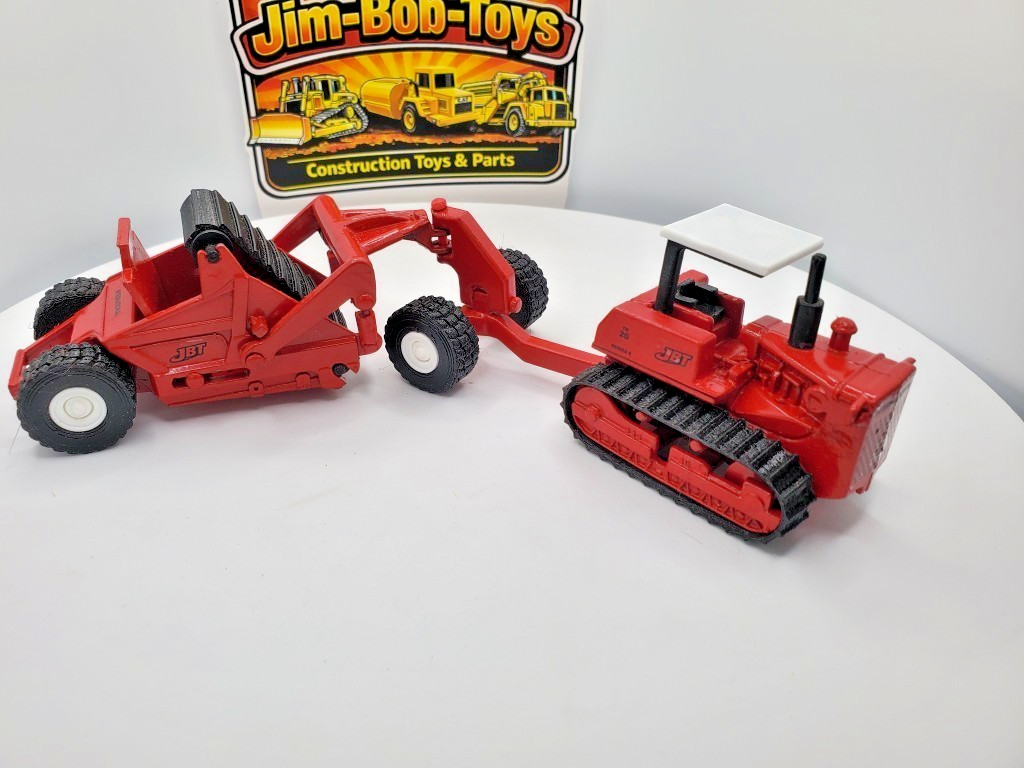 Ertl IH TD20 Dozer with Pull-type International 412B Scraper (1:64 Scale)