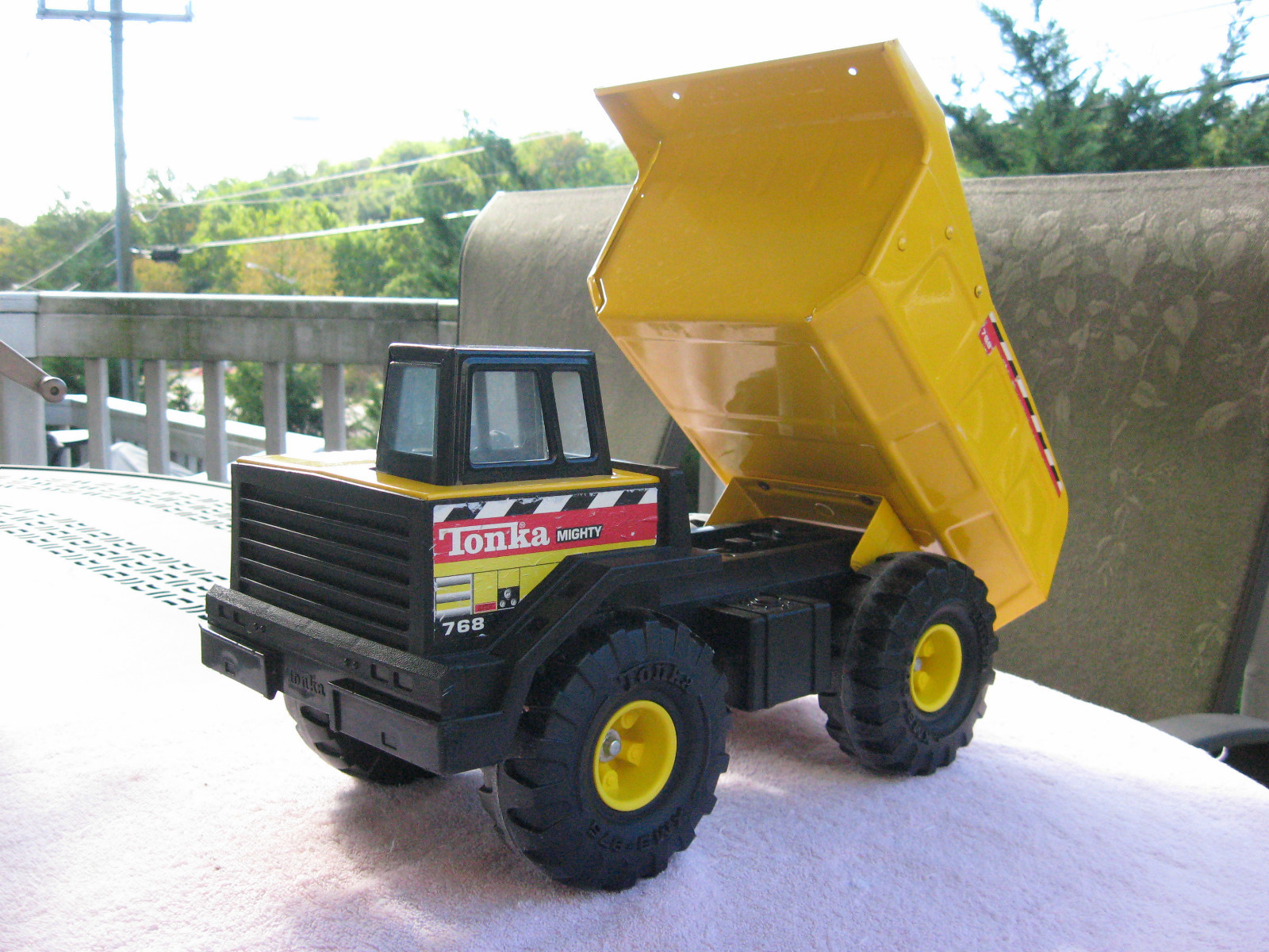 1999 TONKA NO. 768 MIGHTY DUMP TRUCK 16″ LENGTH~ PRESSED-STEEL