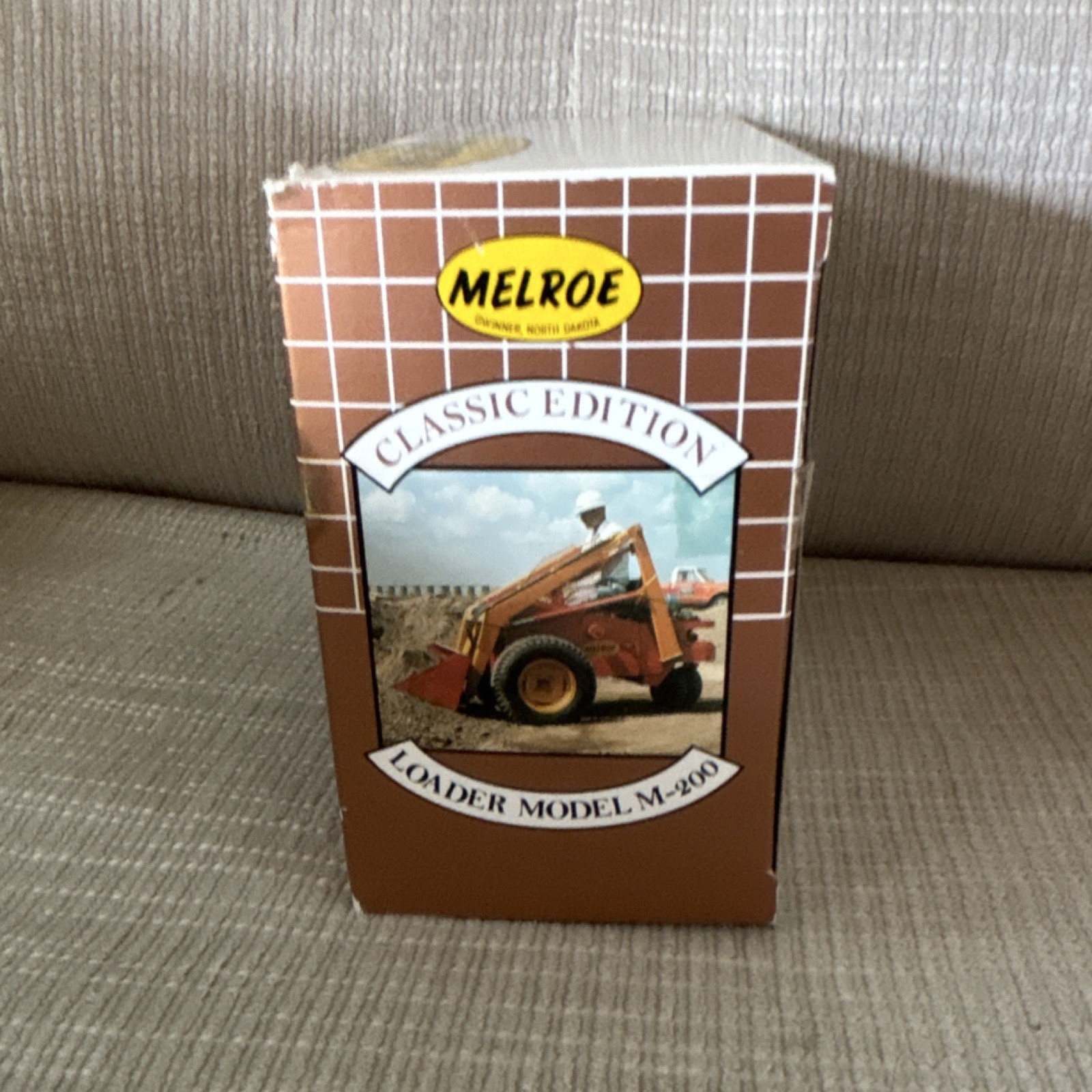 Melroe Classic Edition Loader M-200 1:25 Die Cast Metal Red Yellow