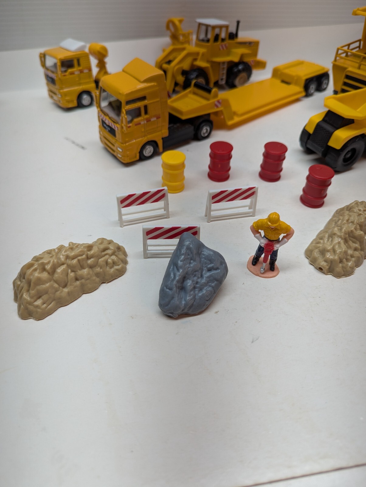 LOT OF 18 Construction Toys Trucks Men at Work Sign Rocks Steel Rolls Toy Set