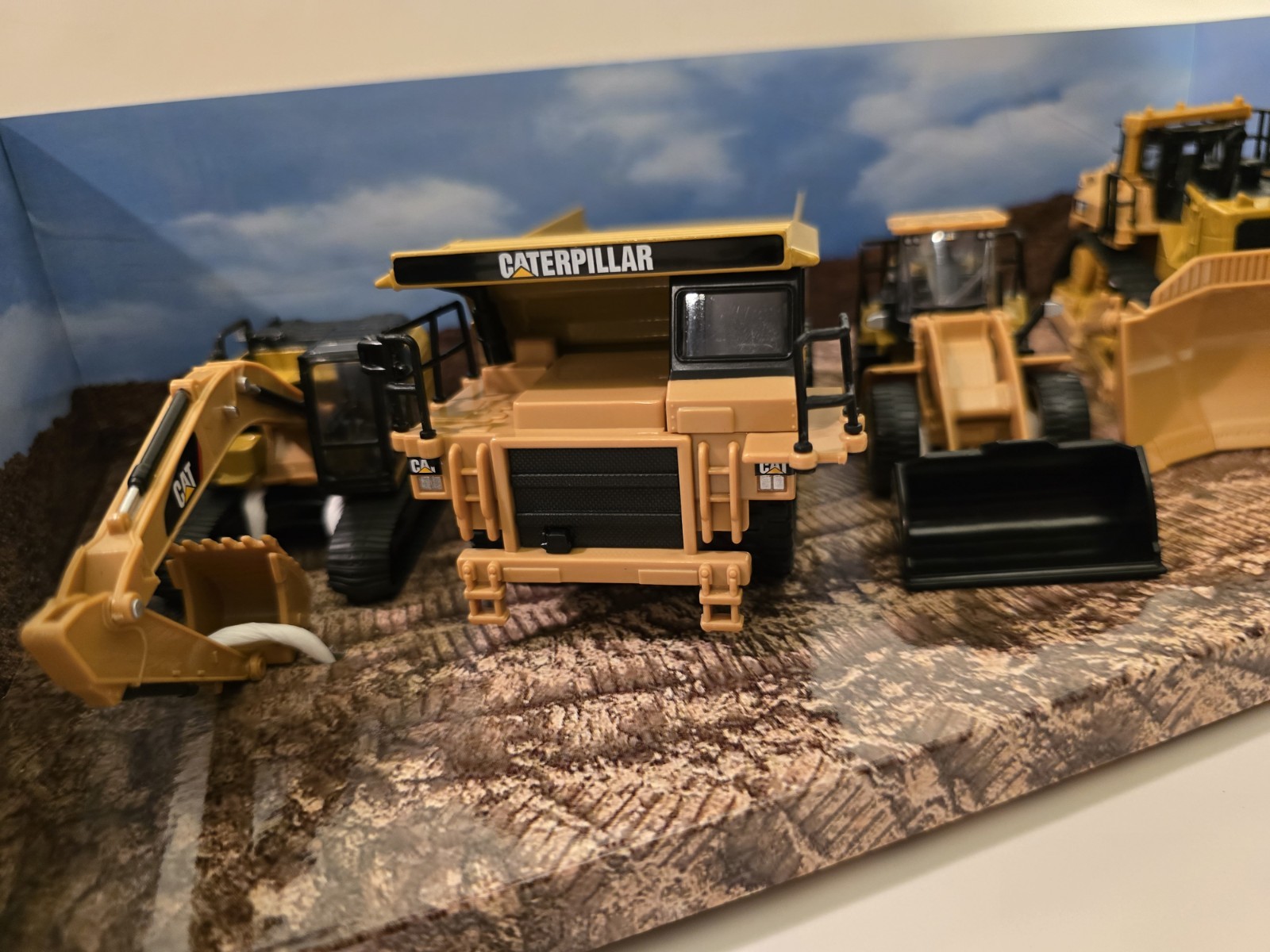4 DIECAST MASTERS Cat Caterpillar Construction Loader Truck Excavator Tractor