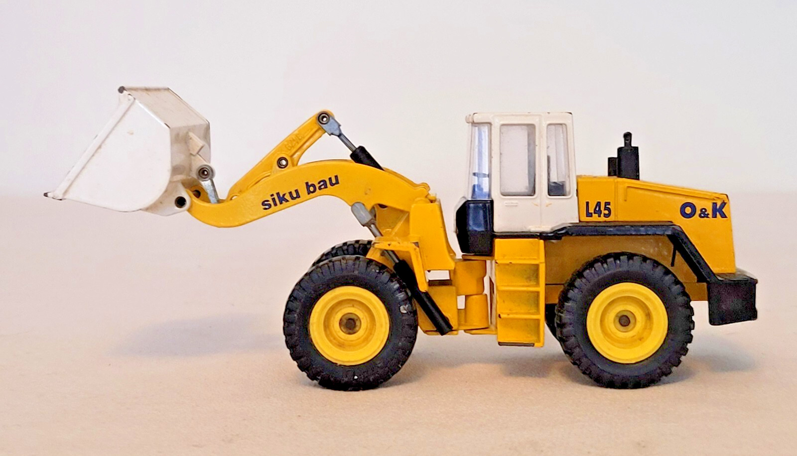 SIKU Bau L45 O&K #3477 (loose – no box) has chips in paint