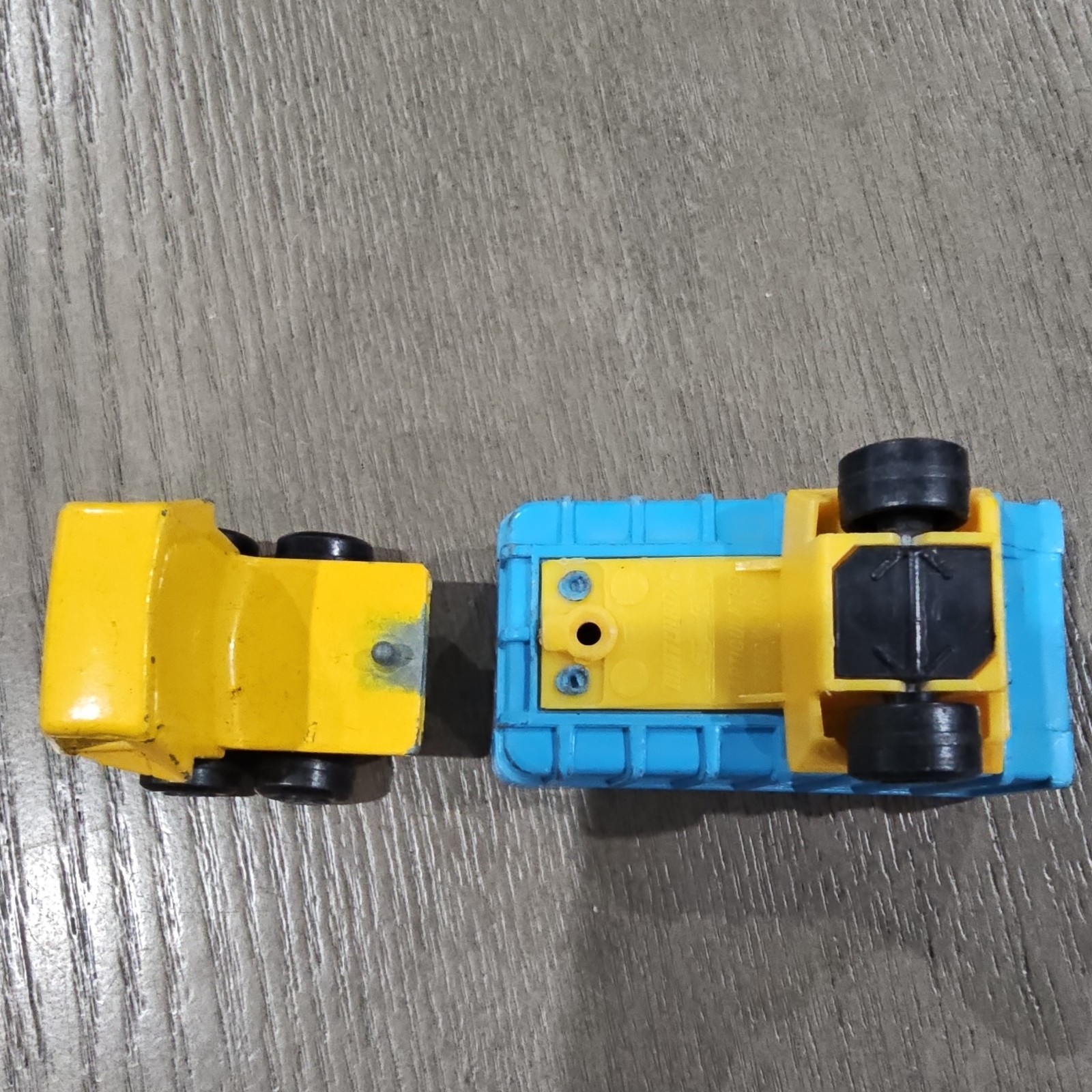 Matchbox Superfast Articulated Dump Truck No.35 1:64 Yellow/Blue/Black 1973