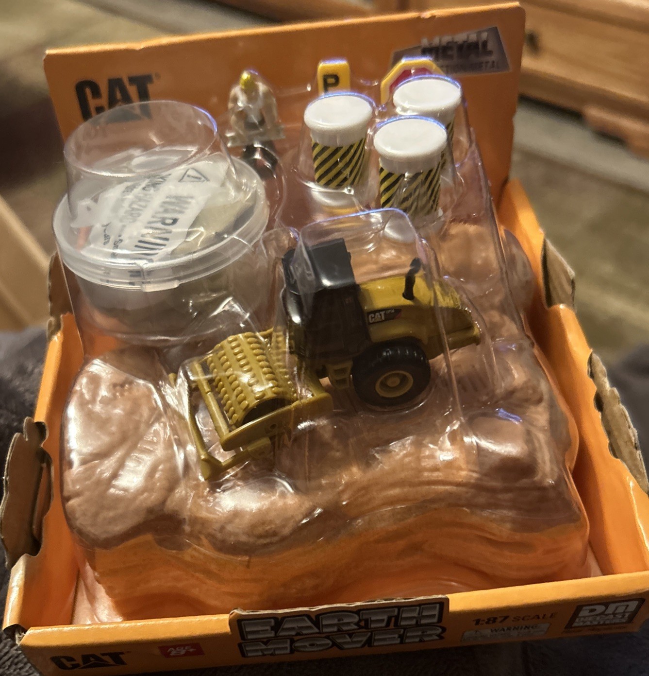 CATERPILLAR 1:87 CAT CP56 Padfoot Drum Vibratory Roller DIECAST MASTERS 84490A