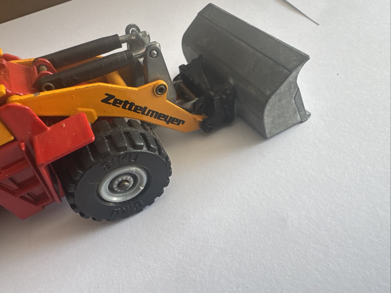 SIKU 1:55 Scale Zettemeyer Front Loader. Free Shipping