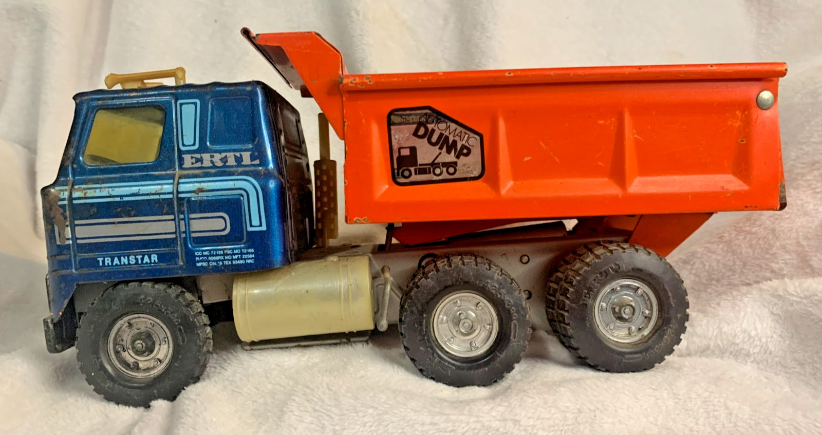 VINTAGE ERTL TRANSTAR BLUE CAB AUTOMATIC DUMP TRUCK ORANGE. (1)
