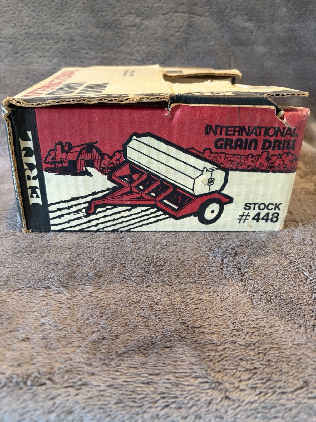 International grain drill IH VINTAGE 1/16 scale NBox 448 VERY HARD TO Find Red
