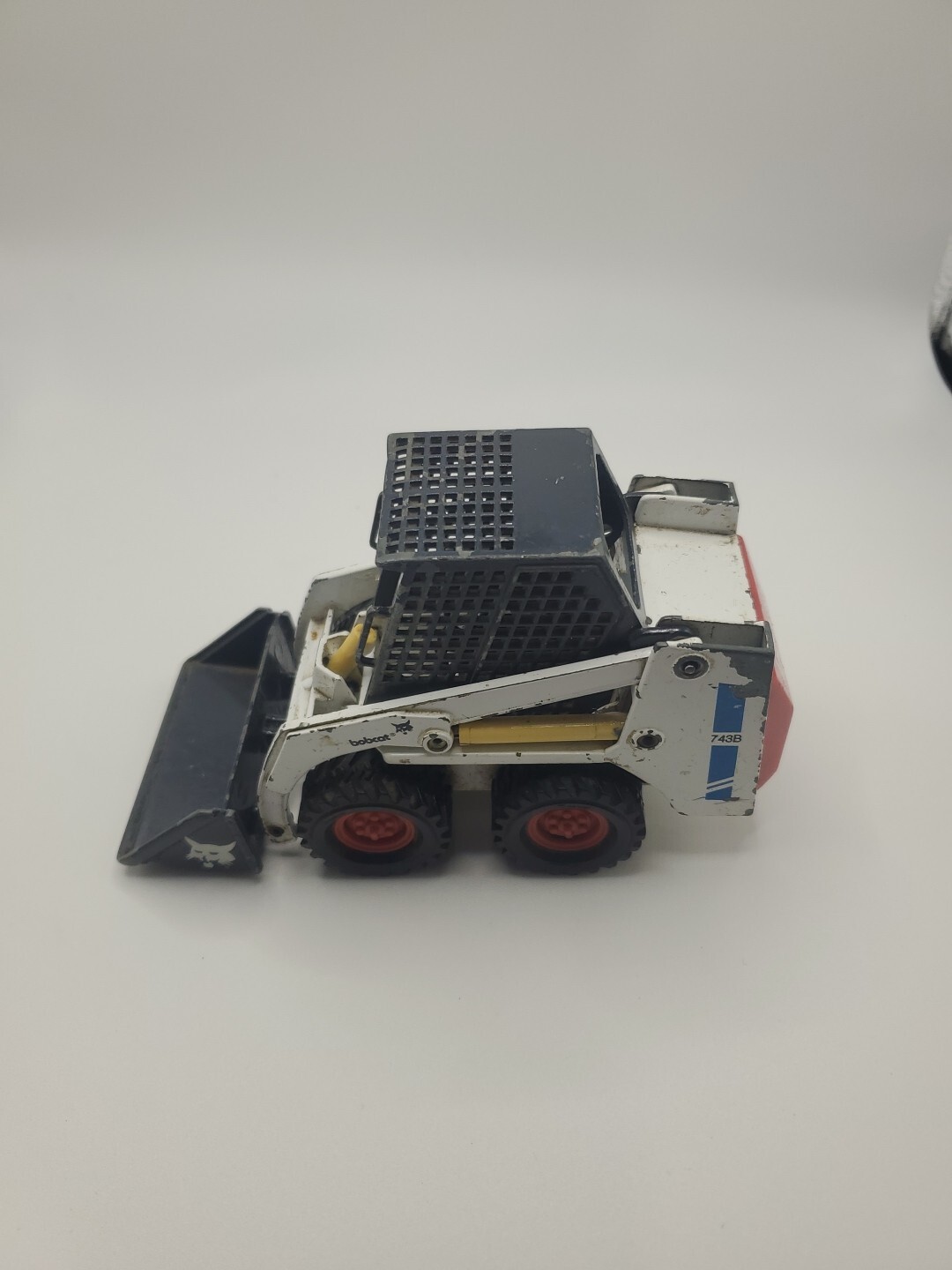 Bobcat 741 Clark Skid-Steer Loader – Gama 1:19 Scale Diecast Model #9420-741