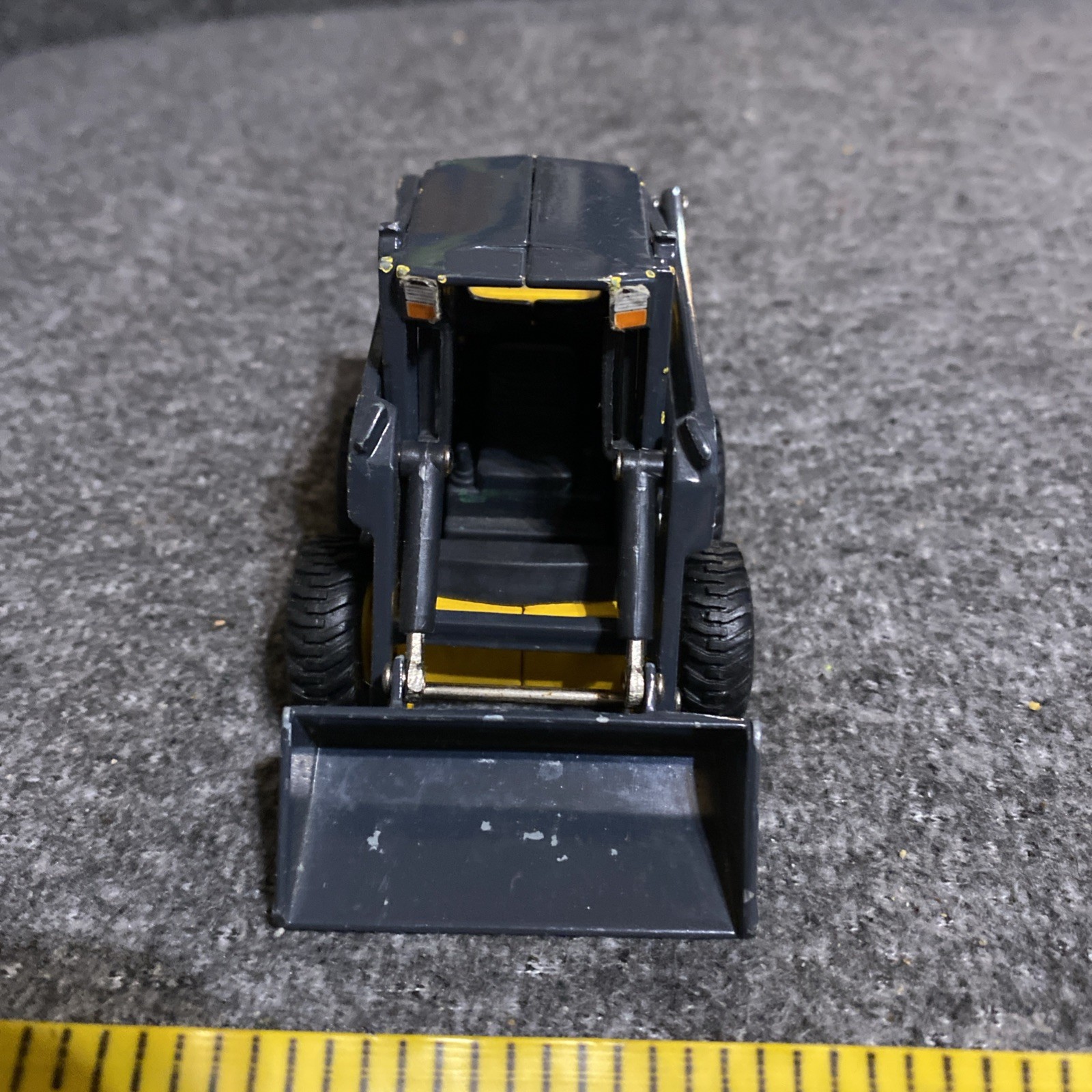 Ertl Ford New Holland Construction L170 Diecast Skid-Steer Loader 1:32 Scale2007