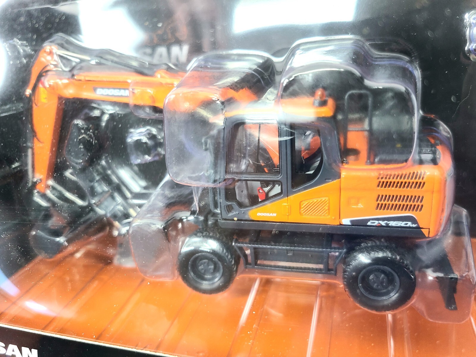 Doosan DX160W Wheeled Excavator – UH IMC 1:50 Scale Diecast Model #UH8134 New