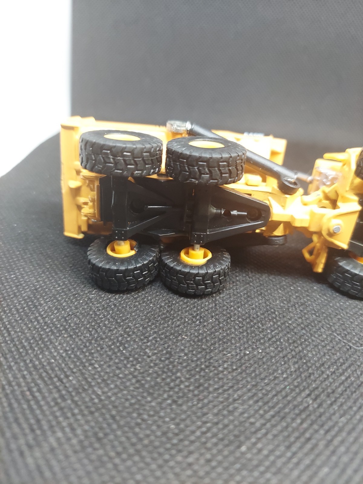 Volvo A40D Articulated Quarry Dump Truck – iPlay, iLearn 5” Die-cast