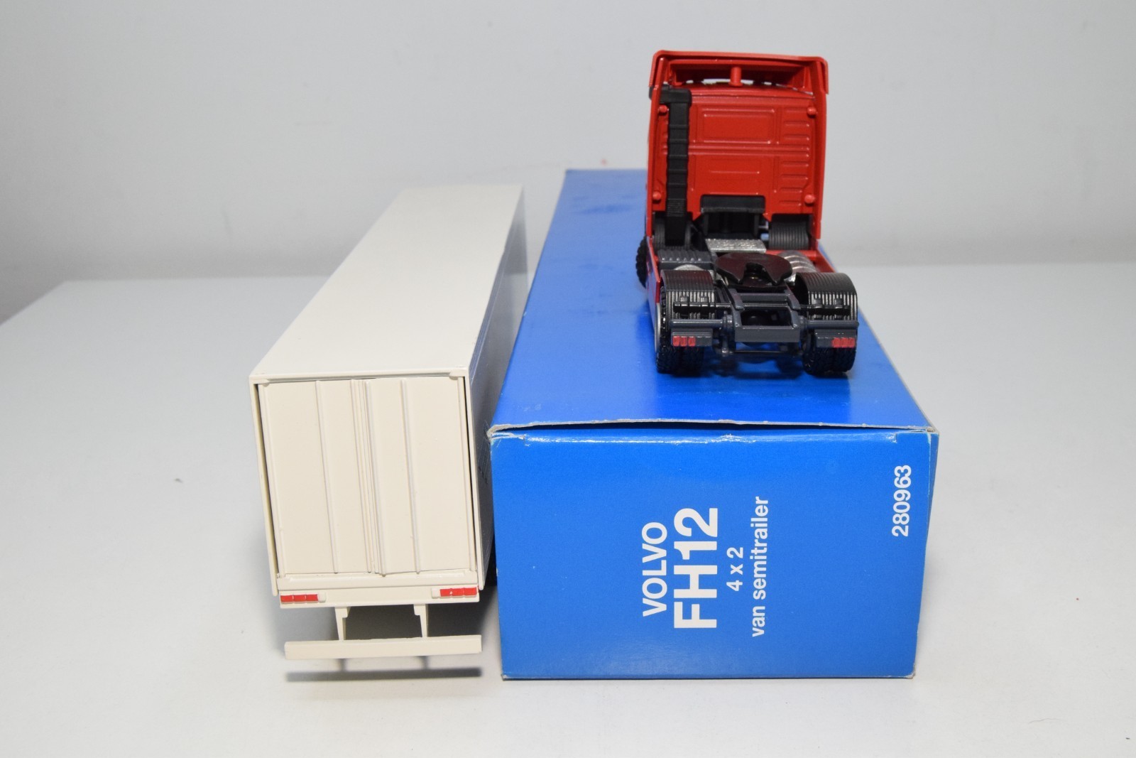 B71 1:50 CONRAD 280963 VOLVO FH12 4X2 TRUCK 3 AXLE SEMI TRAILER NMIB