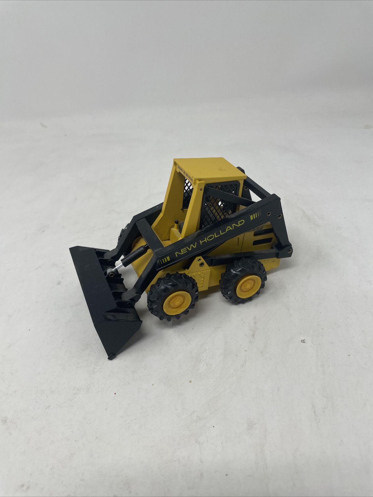 NZG No. 276 New Holland L-555 Super Boom Loader – 1:25 scale