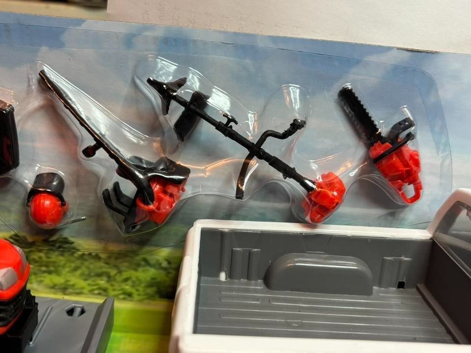 New-Ray Toys 1:18 Scale Kubota Pick Up & Lawn Mower Set 33263