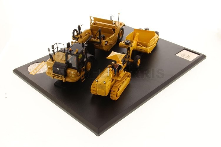 Diecast Masters 85563 Cat 621K & No. 70 Scrapers With D7 Track Type Tractor 1/50