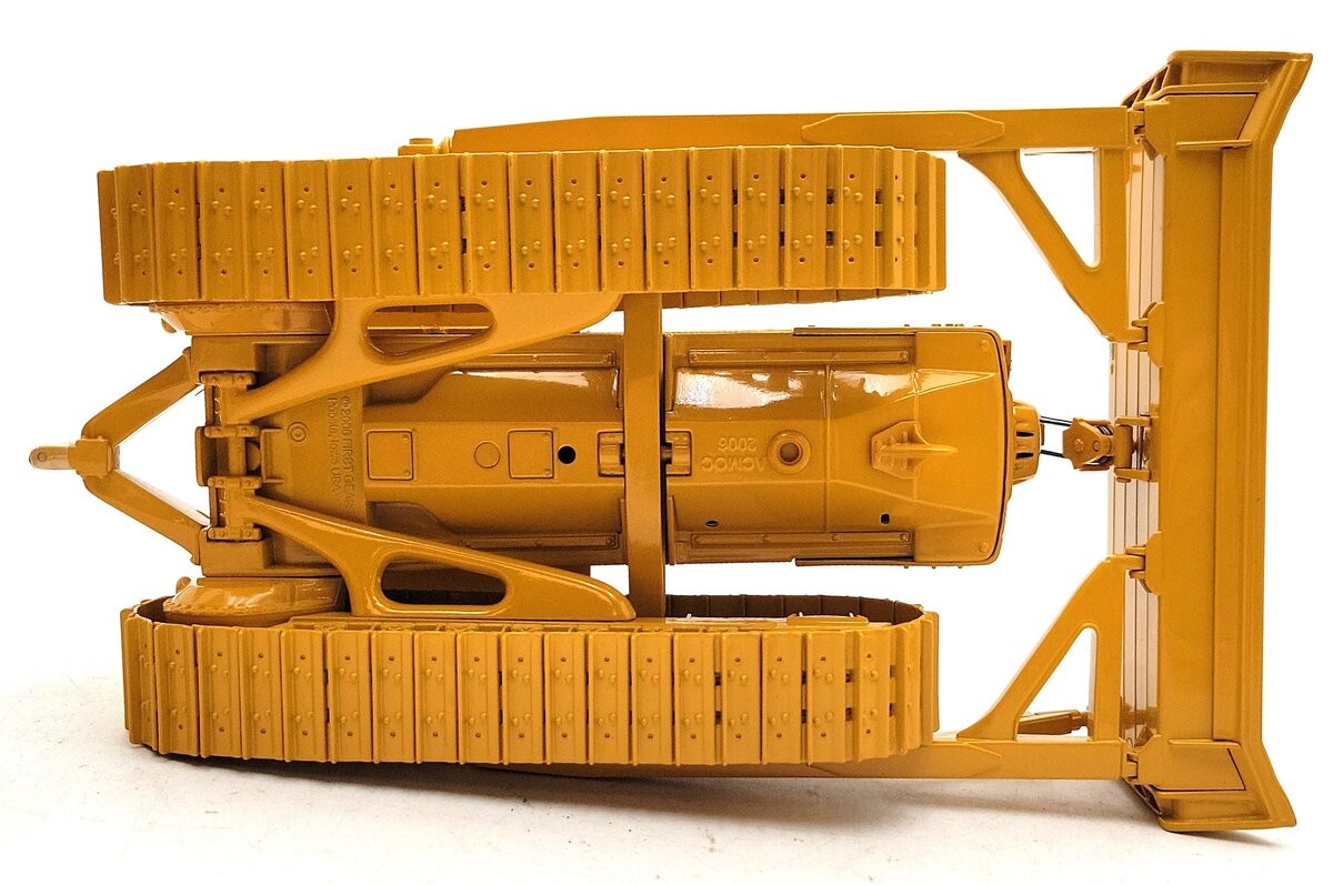 First Gear 49-0123 1:25 Scale CAT D9 Track-Type Tractor Dozer w/ Cable Control