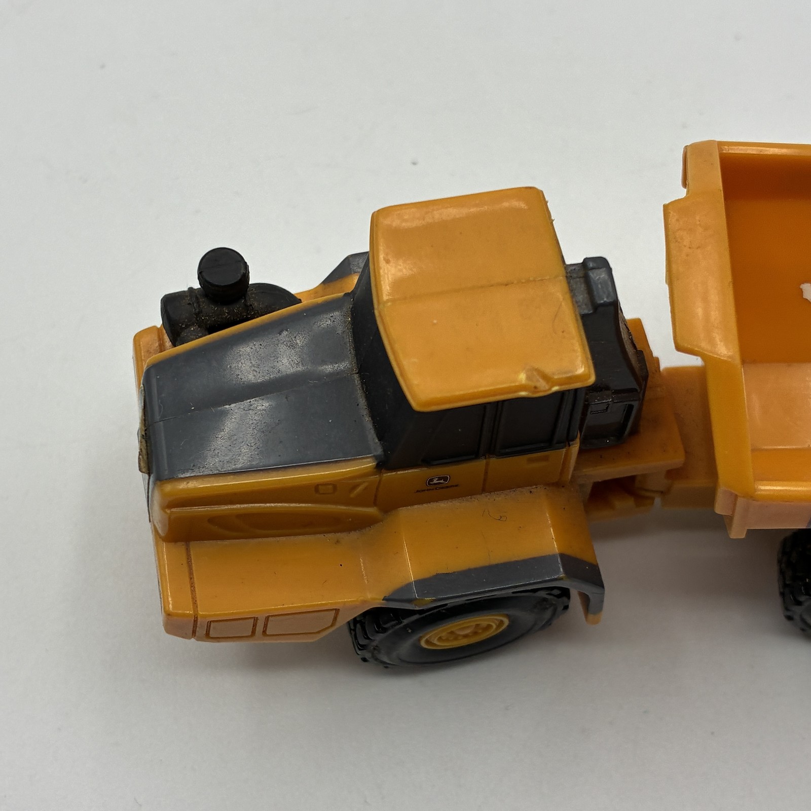 ERTL John Deere Articulated Dump Truck Toy Diecast Plastic Construction Vehicle
