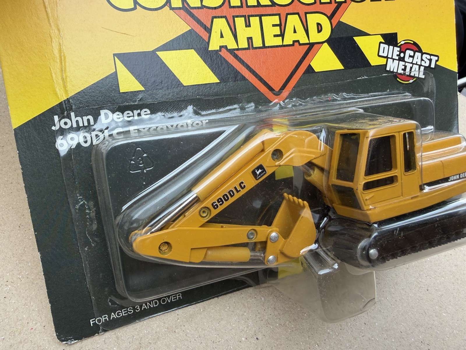 ERTL John Deere Excavator 1/64 Scale 690DLC Die Cast Metal Construction