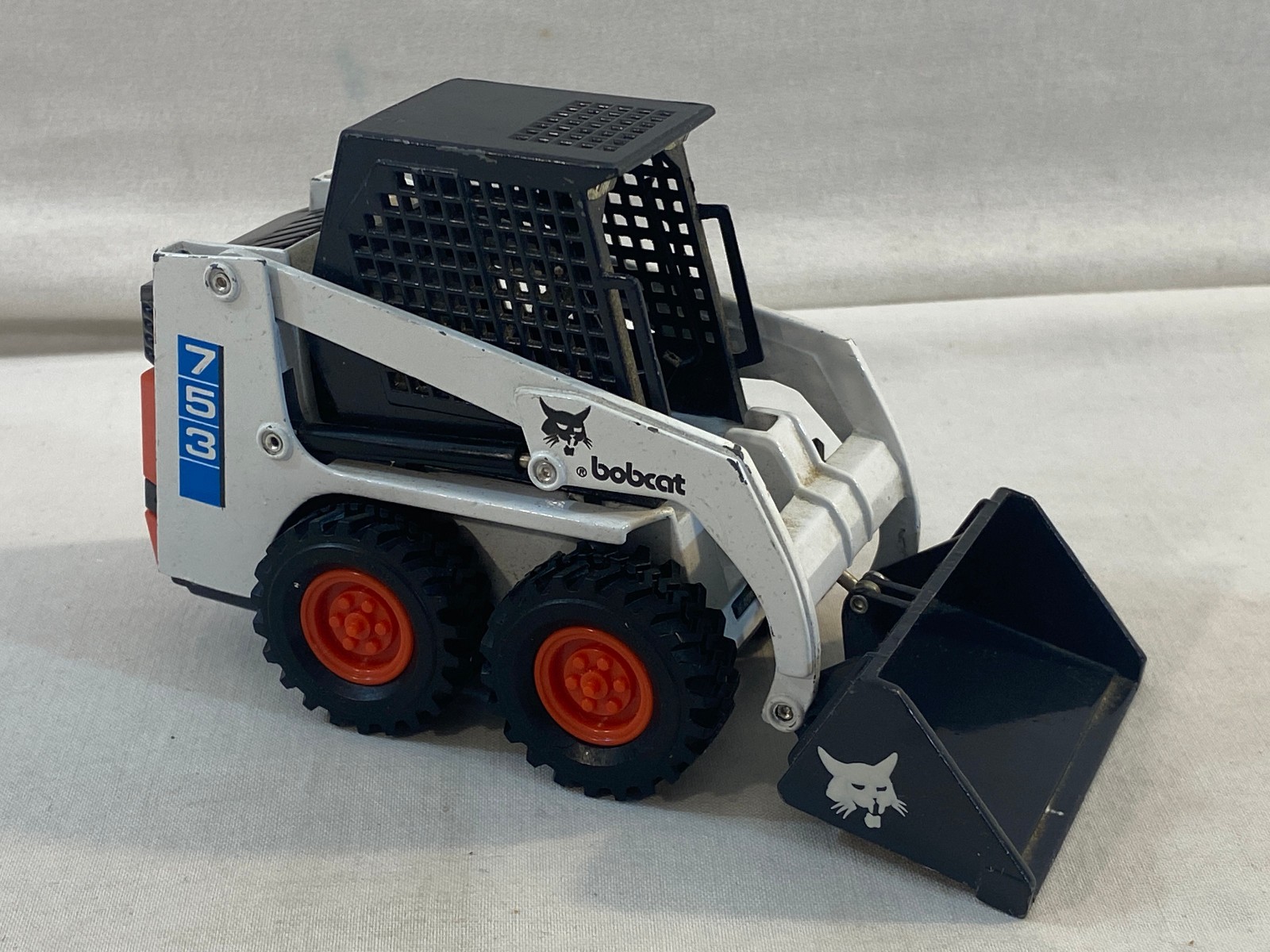 Toy CLOVER Bobcat 753 SkidSteer End Loader Diecast 1:25 Scale White Arms