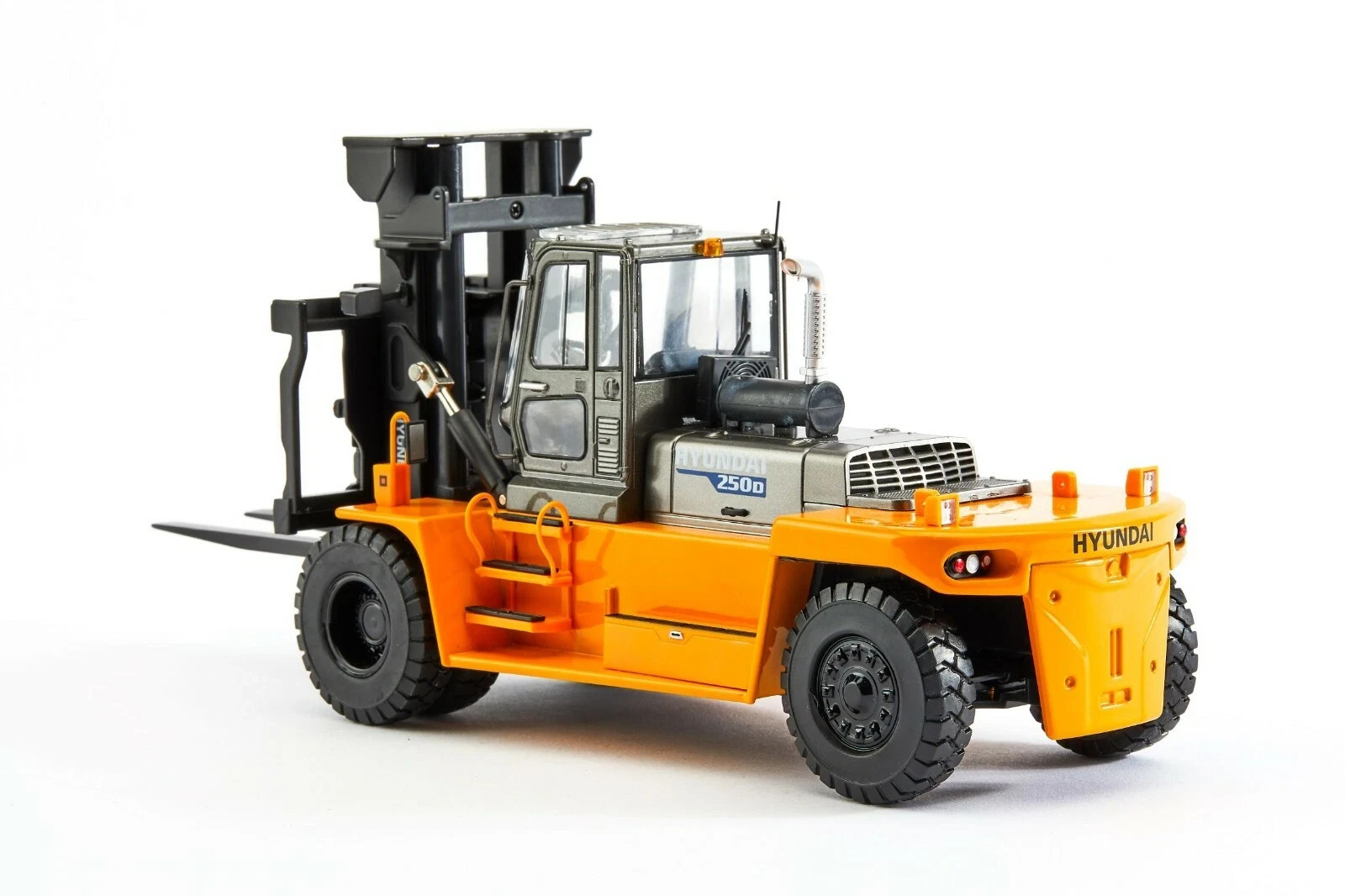 Hyundai 1/30 Scale 250D Forklift Truck Die Cast Heavy Equipment Model 217SM0023