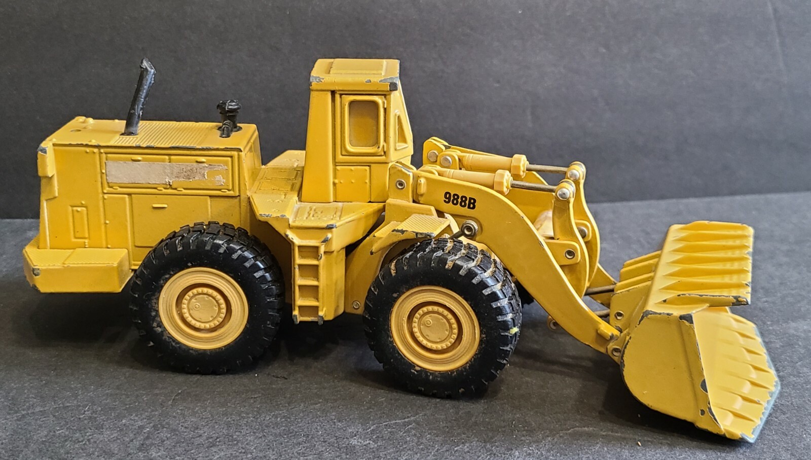 ERTL CAT Caterpillar Wheel Loader 988B 1856F Yellow Die Cast Model Vintage
