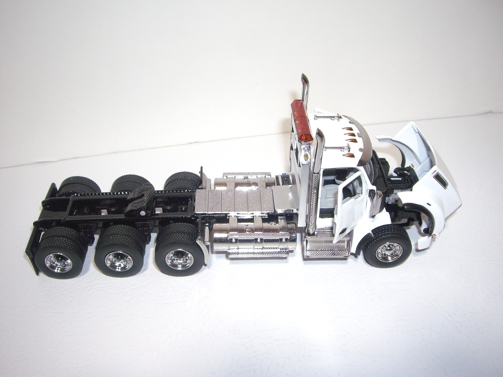 DIECAST MASTERS 1/50 WHITE TRI-AXLE KW T880&TRI-AXLE LOWBOY SAME AS FIRST GEAR