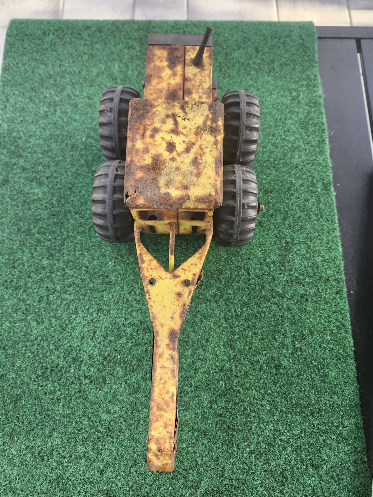 Tonka Grader Model 2510 missing blade and front end.