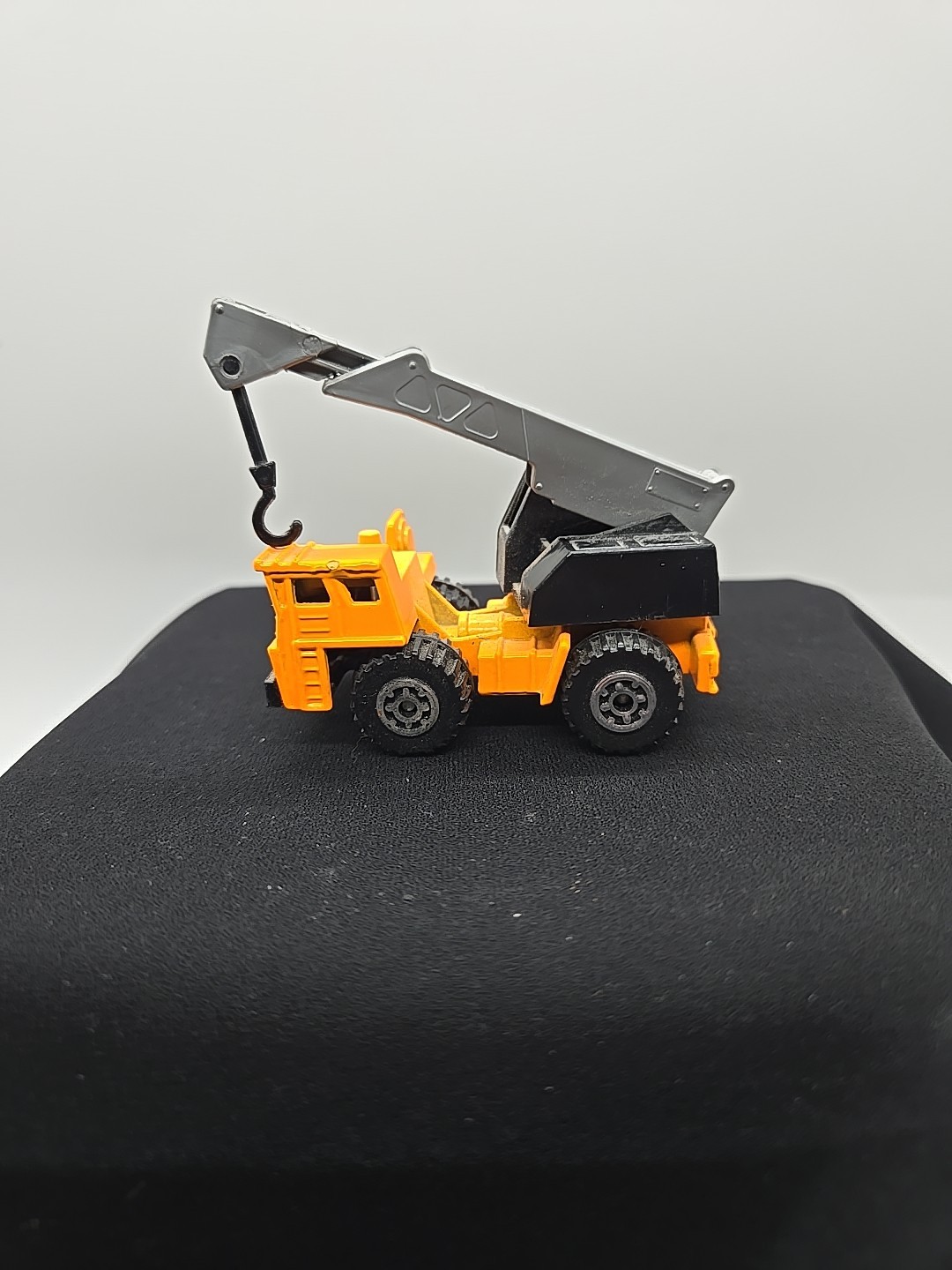 MOBILE CRANE Matchbox 1984 Orange Gray Construction Equipment OPEN no card 1:90