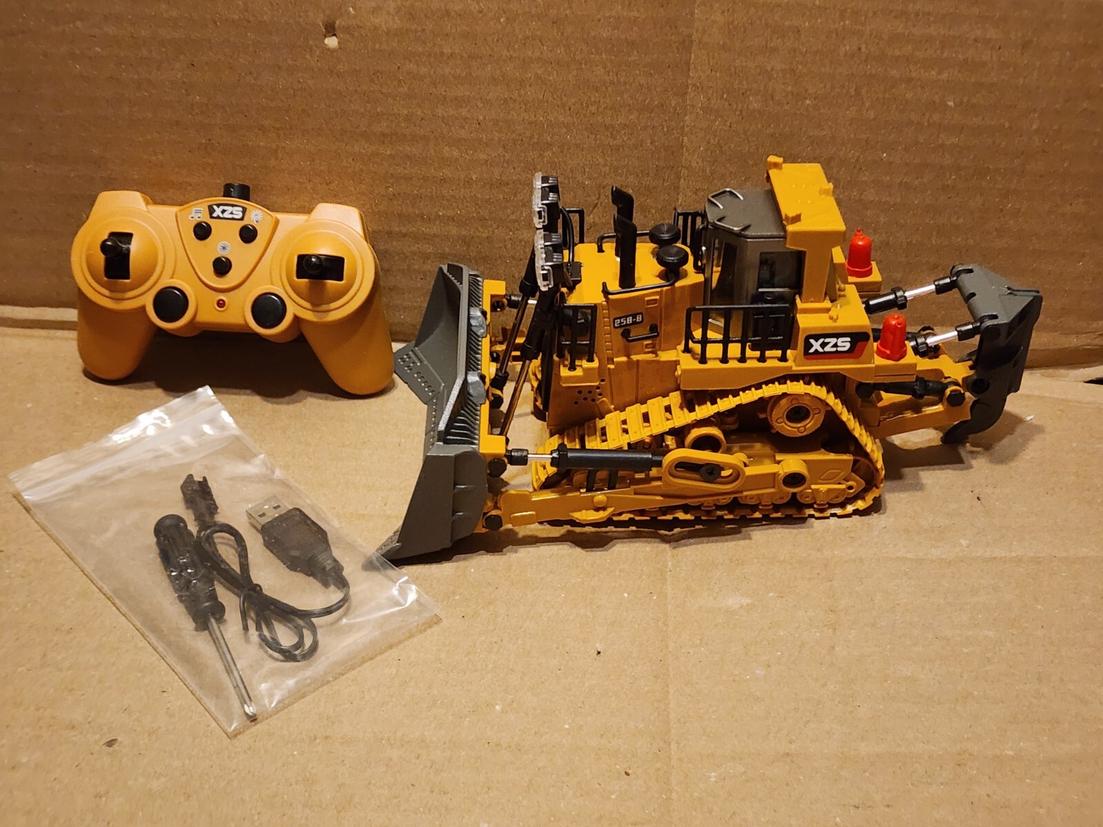 Track-Type Tractor 1:24 Scale Model Real Replicas 9CH Remote Control Sound Light