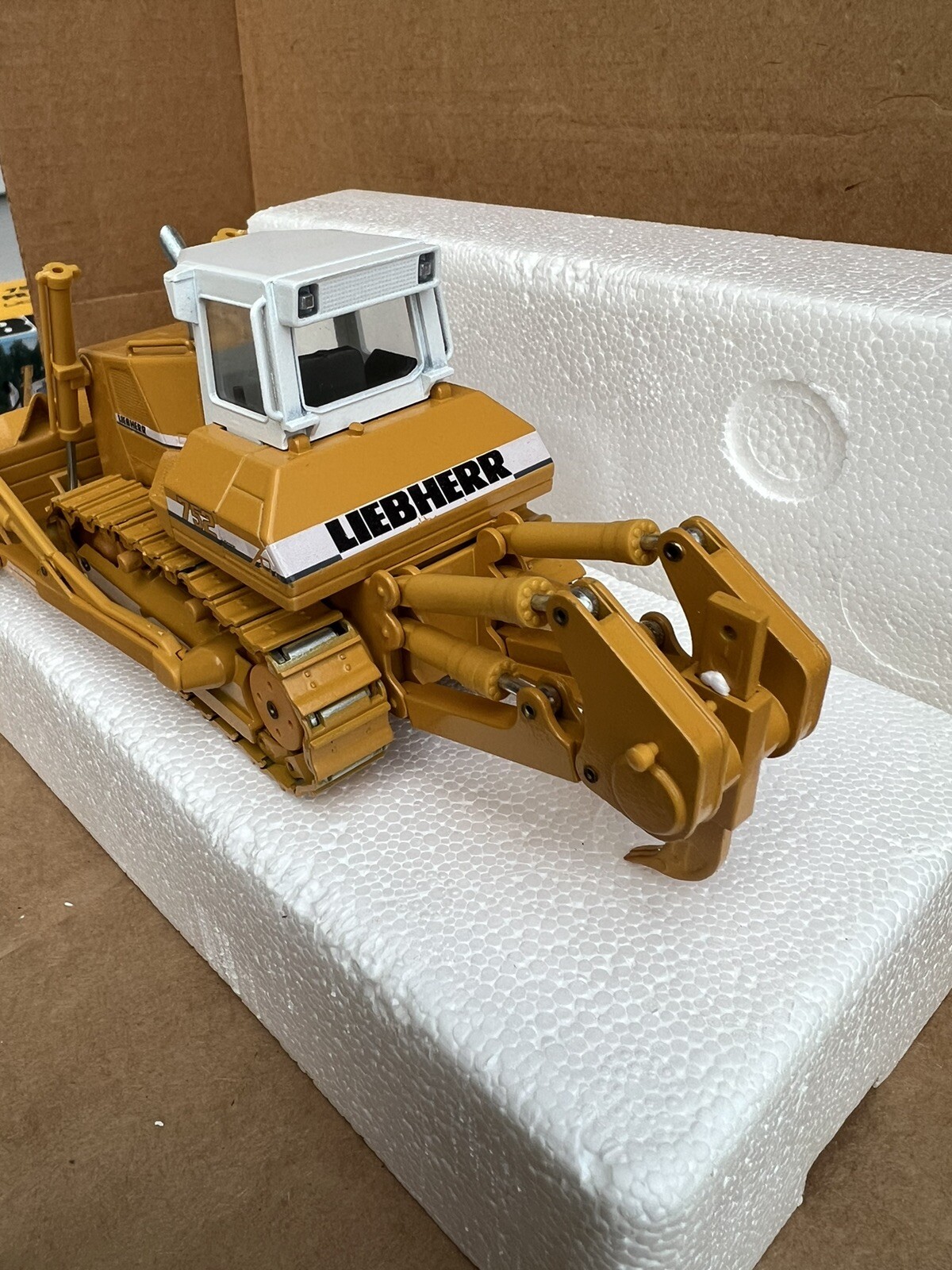 Conrad Liebherr PR 752 Dozer Crawler #2806 MIB