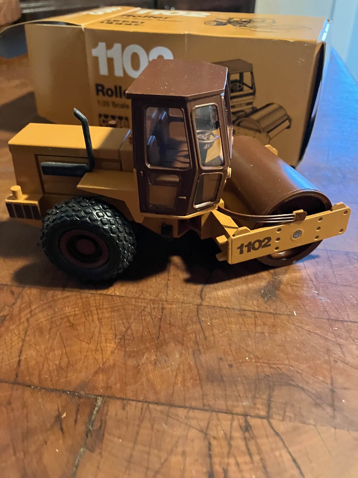 Conrad 1/35th Scale Diecast Case 1102 Vibratory Roller Vibramax