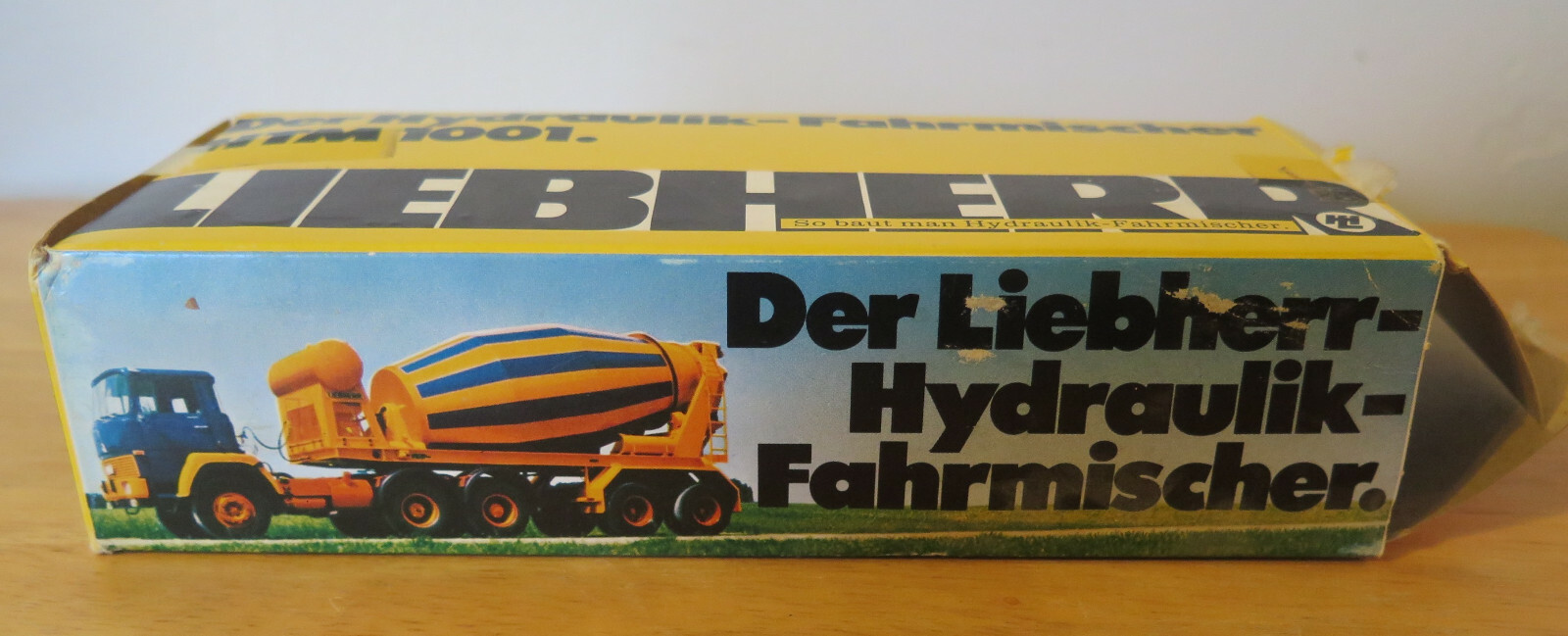 Der Liebherr Hydraulik Fahrmishcer HTM 1001 Diecast model Cement Mixer & box